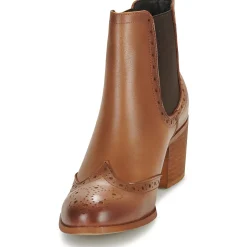 Betty London - LARISSA