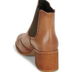 Betty London - LARISSA