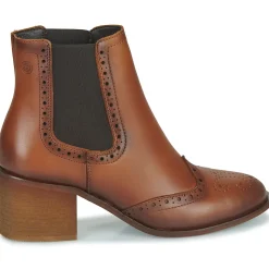 Betty London - LARISSA