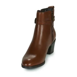 Betty London - LEONA