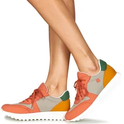 Casual Attitude - STRANI